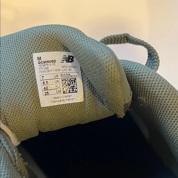 New Balance 9060 Olivine green Sneakers unisex Men's size 7 / US Women’s 8.5 - Picture 4 of 6